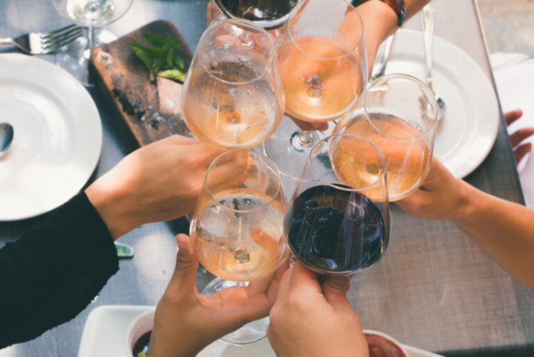 Accords mets vins: un voyage mondial des spécialités régionales et viticoles